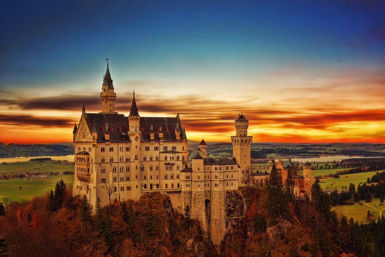Eine grosse Burg auf einem Hügel bei Sonnenuntergang.
