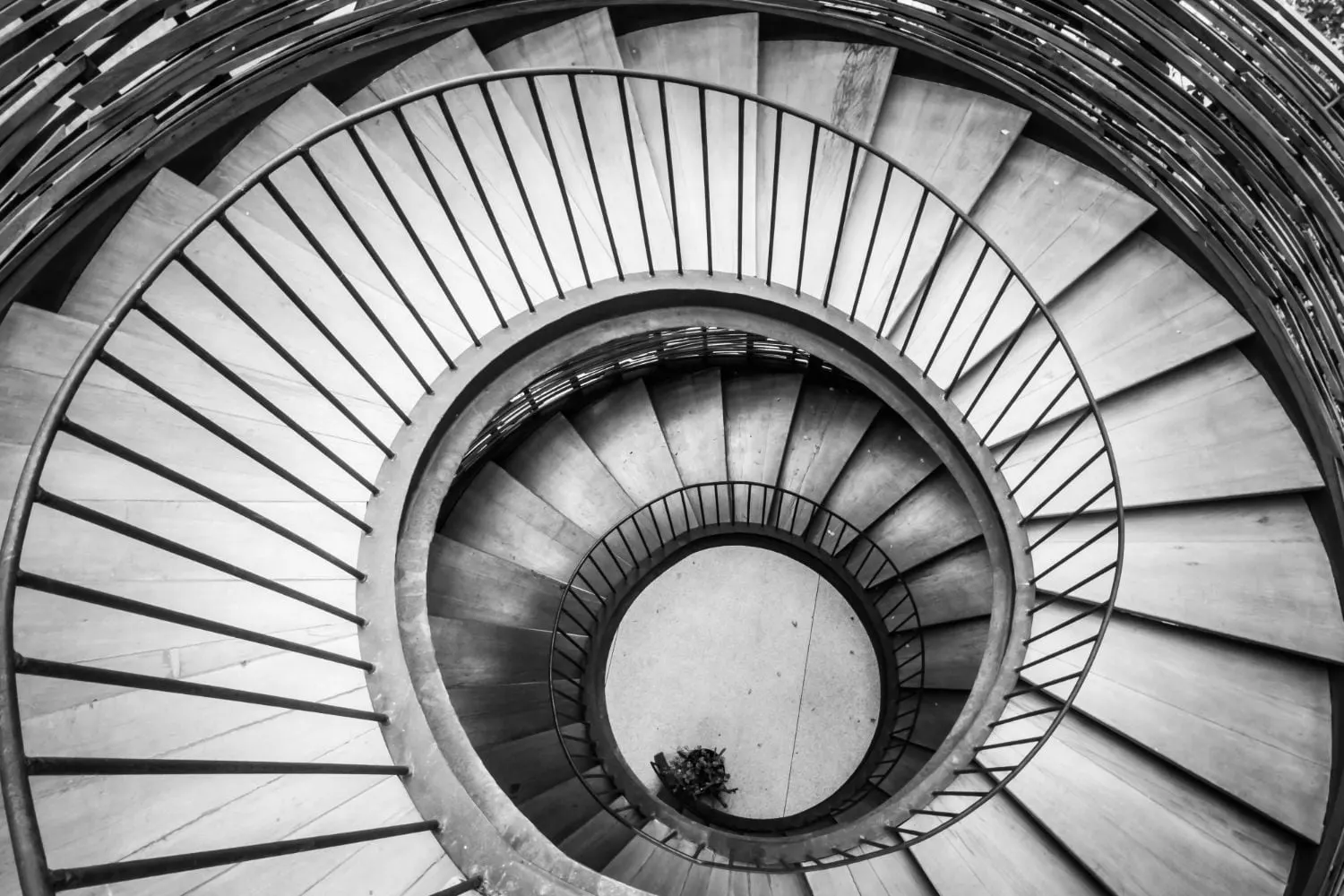 Ein Schwarzweissfoto einer Wendeltreppe.