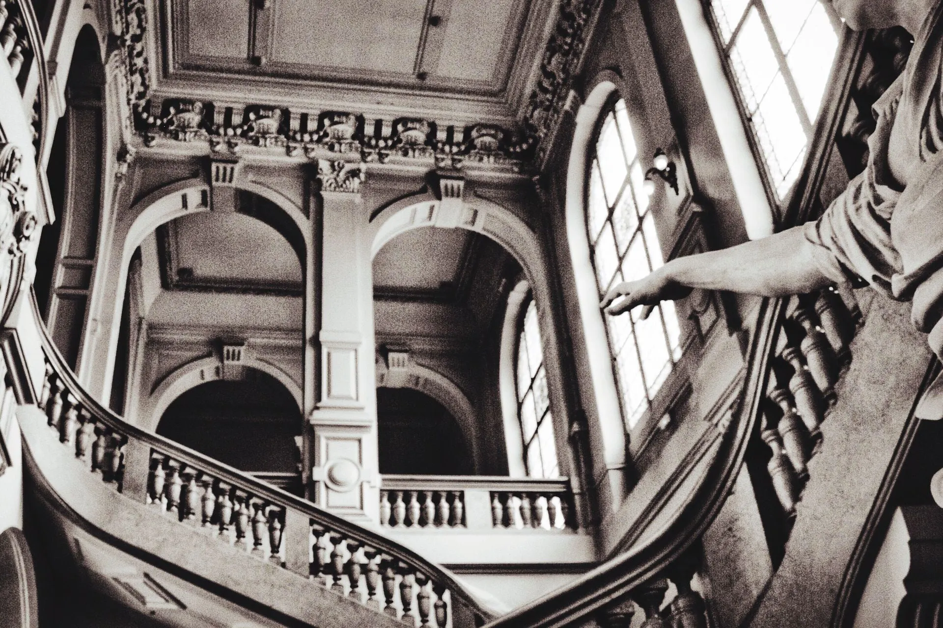 Ein Schwarzweissfoto einer Treppe in einem Gebäude