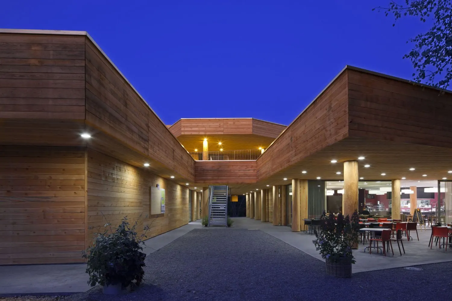 Ein grosses Holzgebäude mit einem blauen Himmel im Hintergrund