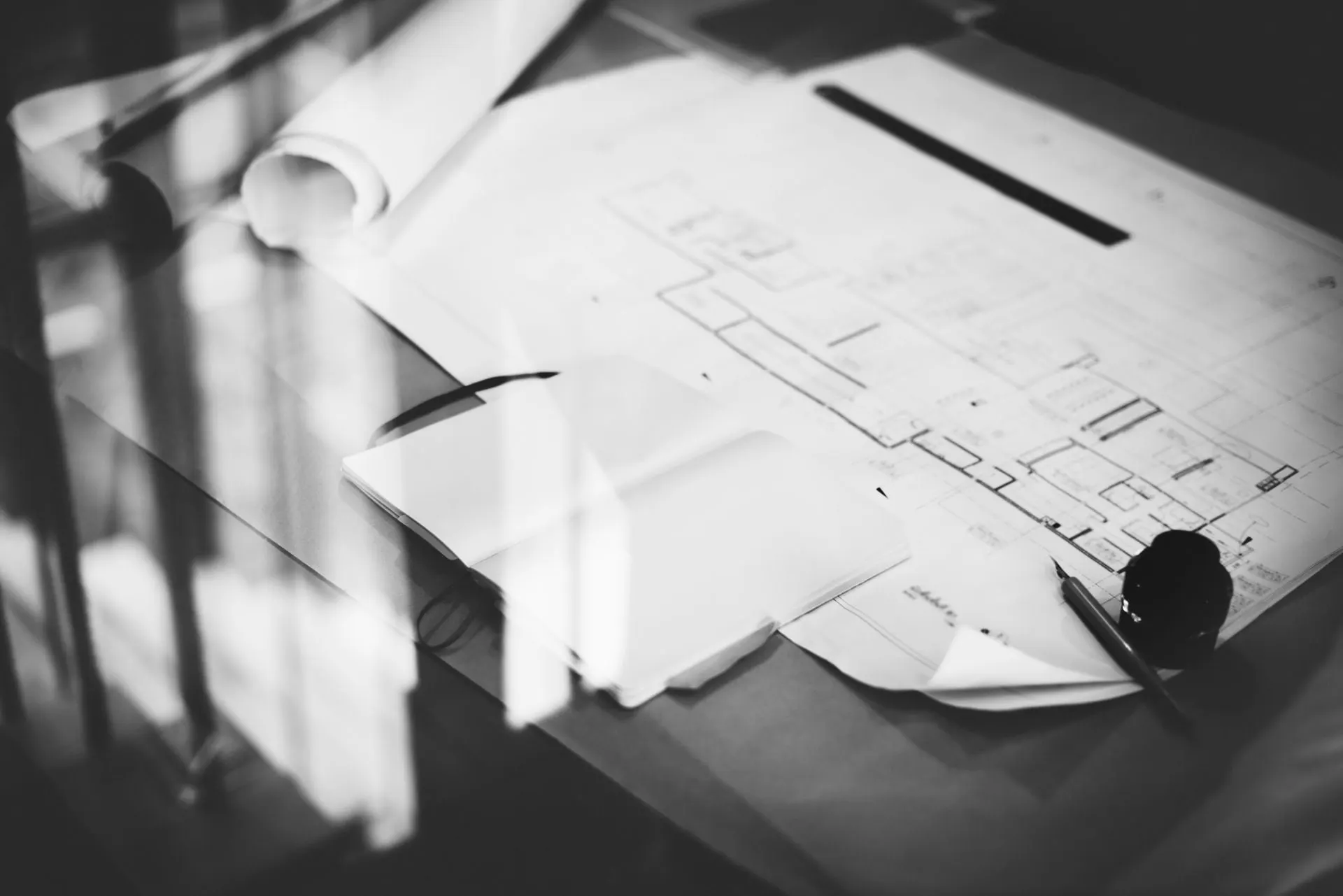 Pläne und Zeichenwerkzeug auf dem Arbeitstisch im Atelier