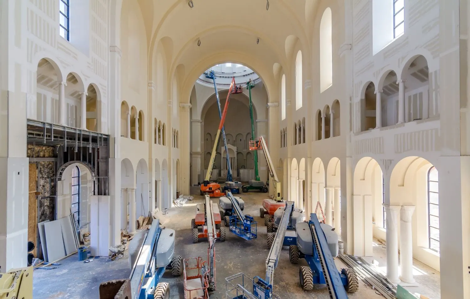 Ein grosses Gebäude im Bau mit vielen Maschinen darin