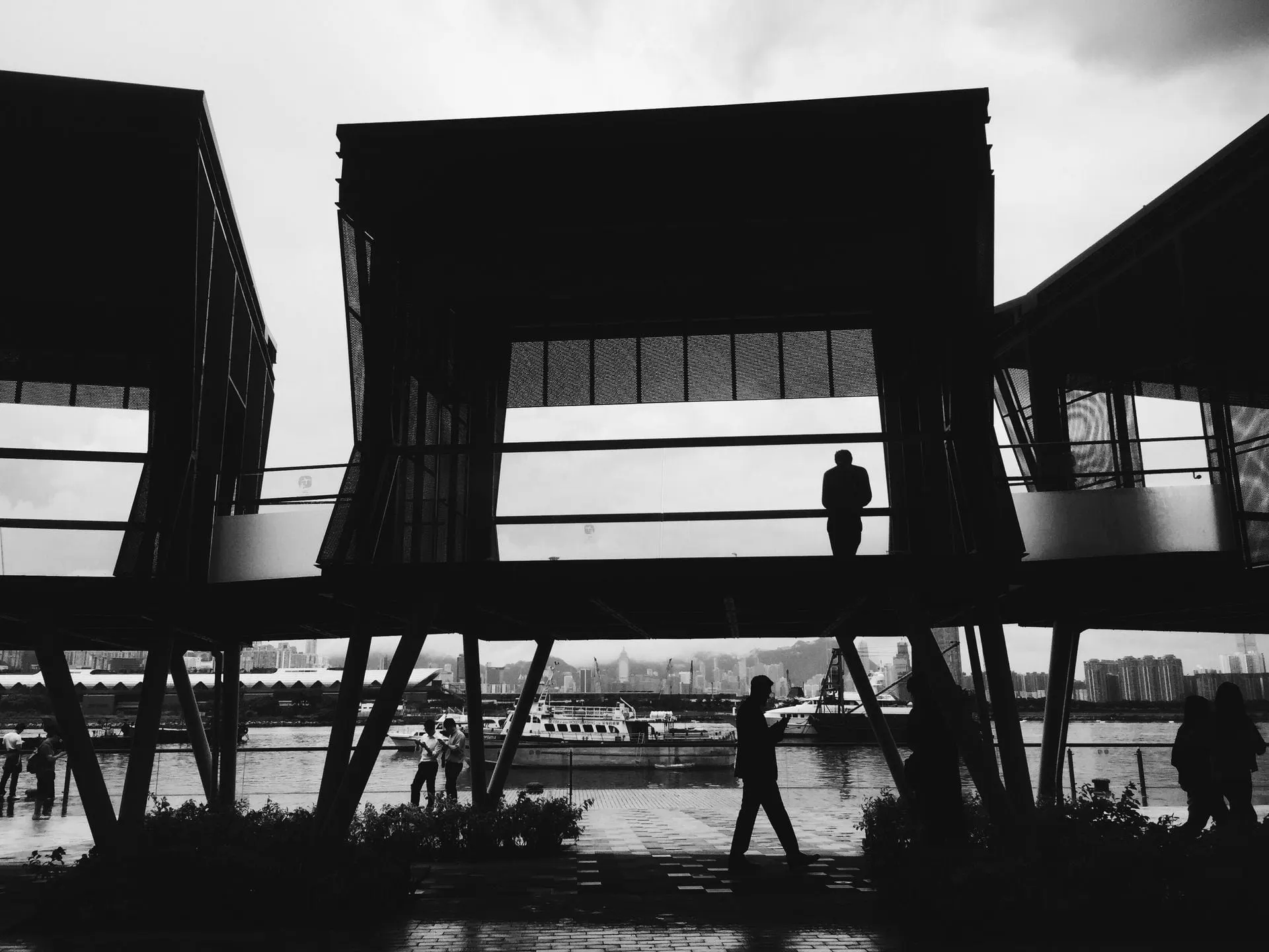 Ein Schwarzweissfoto einer Brücke über ein Gewässer